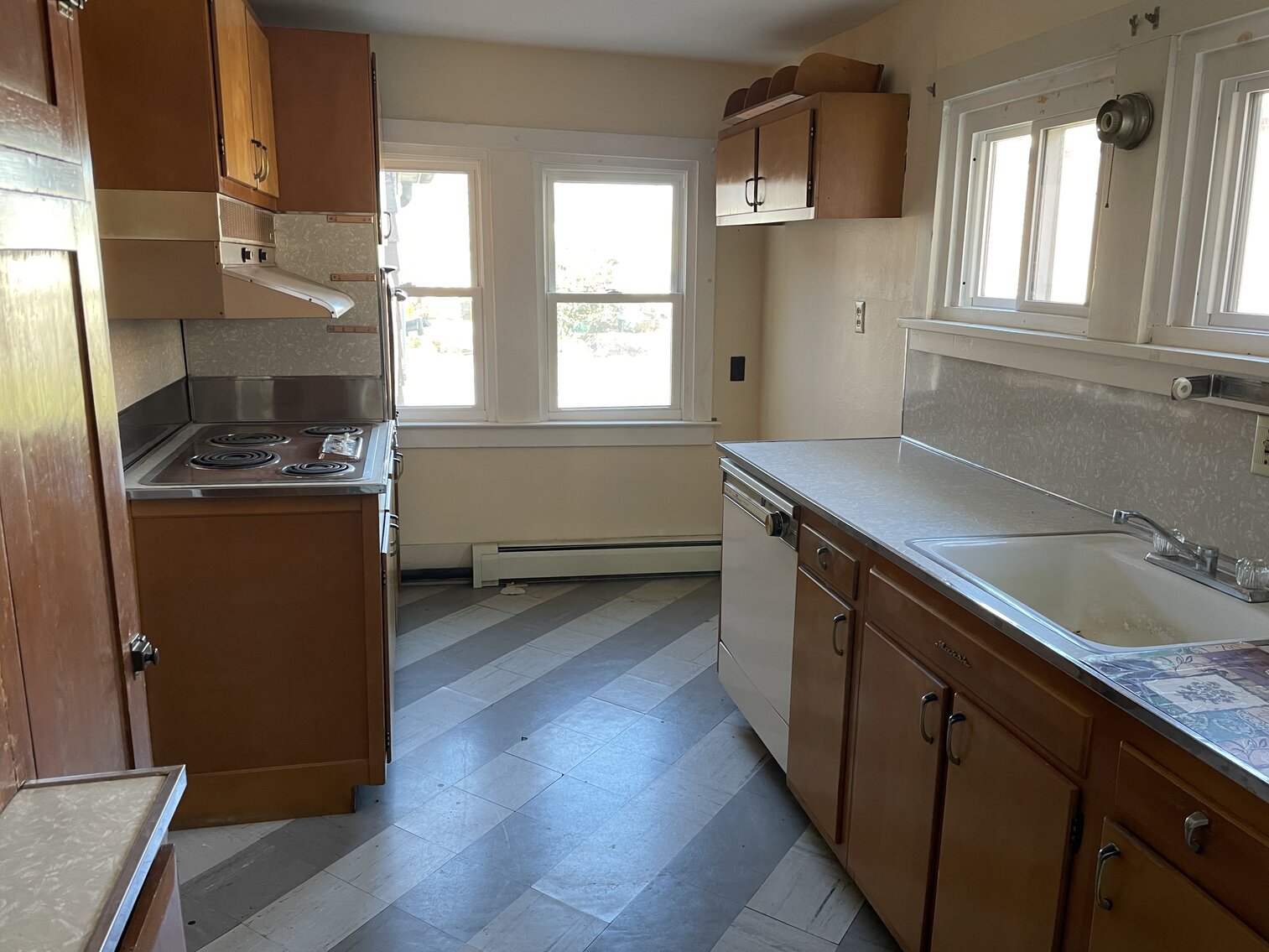 Image for Bankruptcy Auction - 2-Story 4,000 +/- SF Professional Office Building w/ Private Parking Lot in Downtown Salem