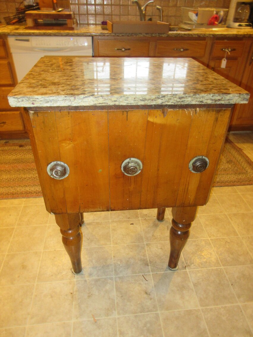 Image for Fairmont, WV – Estate of Barbara Lee Dodd: ’12 Toyota Avalon, JD X330 Mower, Furniture, Decorations, Quilts, and More!