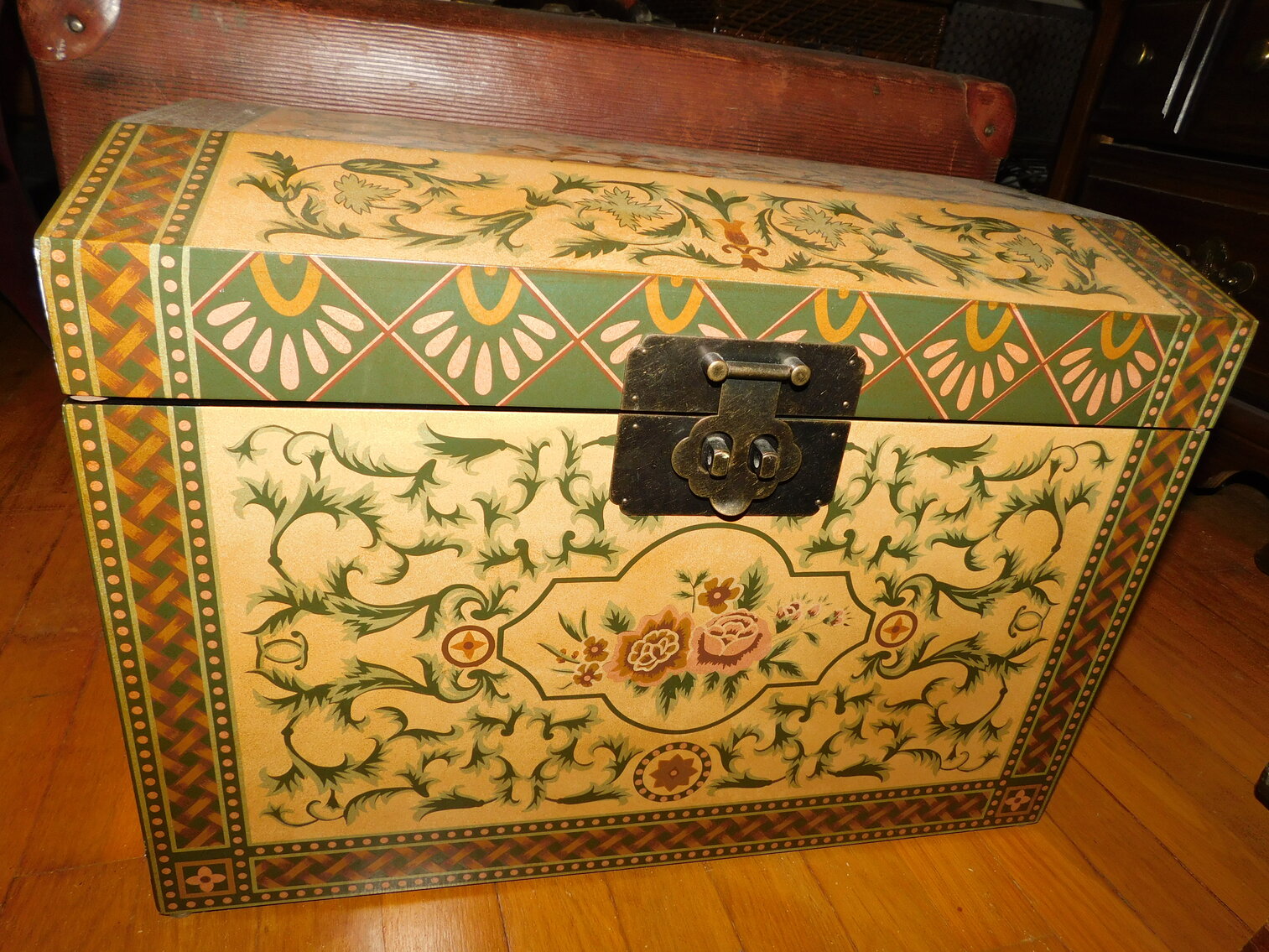 Image for Washington, PA – Estate of Laura Wickline: Christmas Décor, Furniture, Glassware & Kitchenware, Large Appliances, and More!