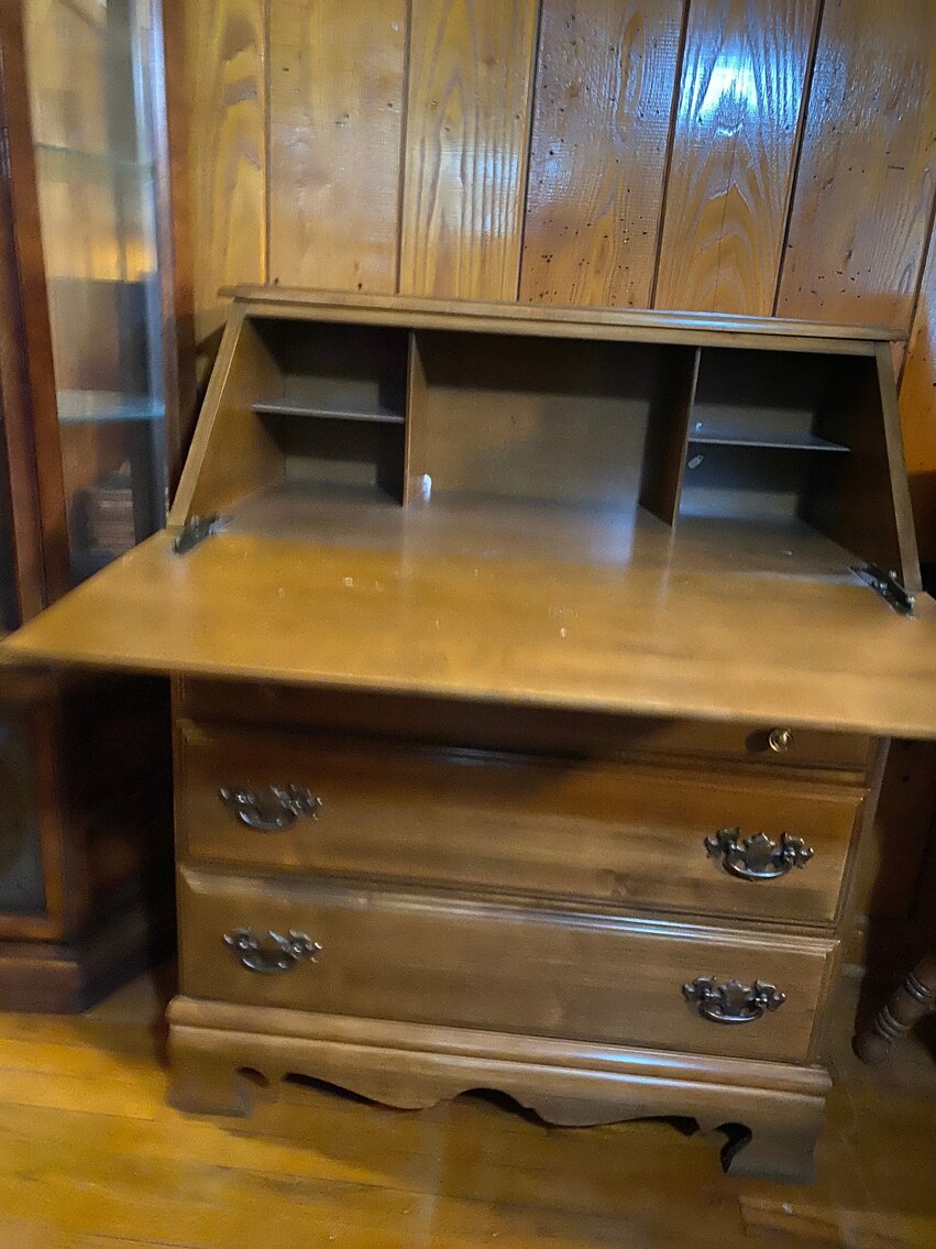 Image for Elkins, WV – Robinson Estate Auction: Antique & Modern Furniture, Pottery, Glassware, Collectible Electronics, and more!