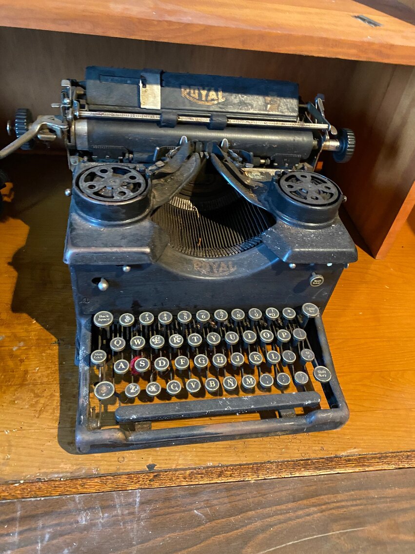 Image for Elkins, WV – Robinson Estate Auction: Antique & Modern Furniture, Pottery, Glassware, Collectible Electronics, and more!