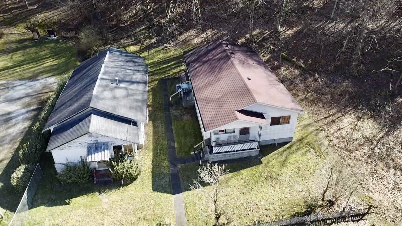 2 Homes for One Bid on Dead End Street