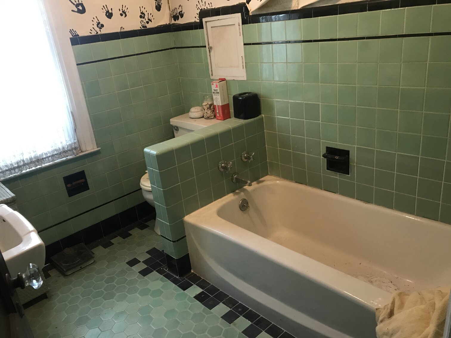 Image for SOLD $74,250 - Spacious 5 Bedroom in Charleston Selling to the Highest Bidder