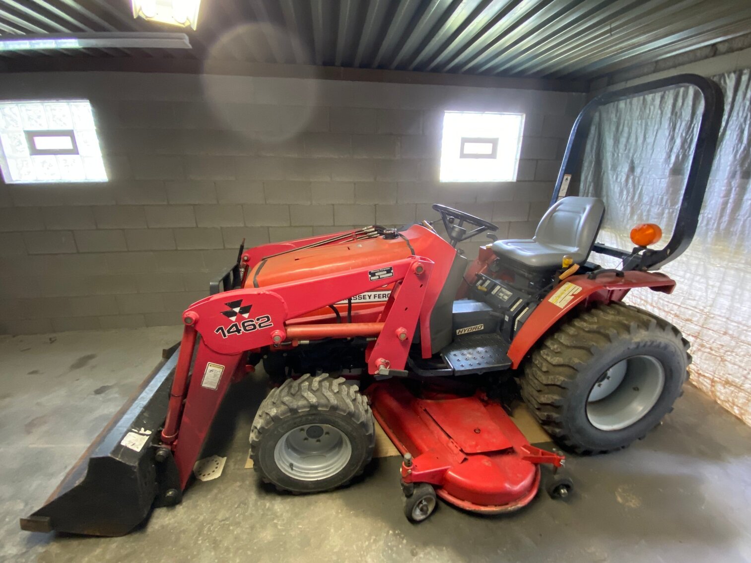 Fairmont, WV Moving Auction Massey Ferguson 1423 w/loader, ’05