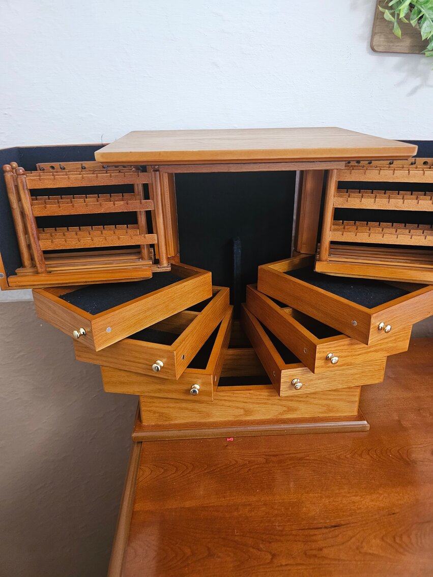 Image for St Albans, WV – Knives, Tools, Jewelry, Furniture, and More!