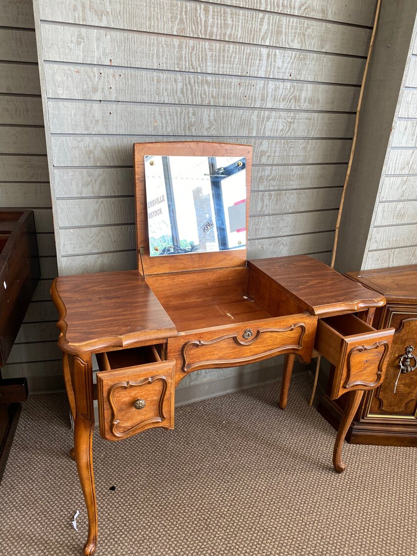 Image for Summersville, WV – Overstock Liquidation Auction! Vintage Items, Antiques, Collectibles, Novelty Items, and Much More!