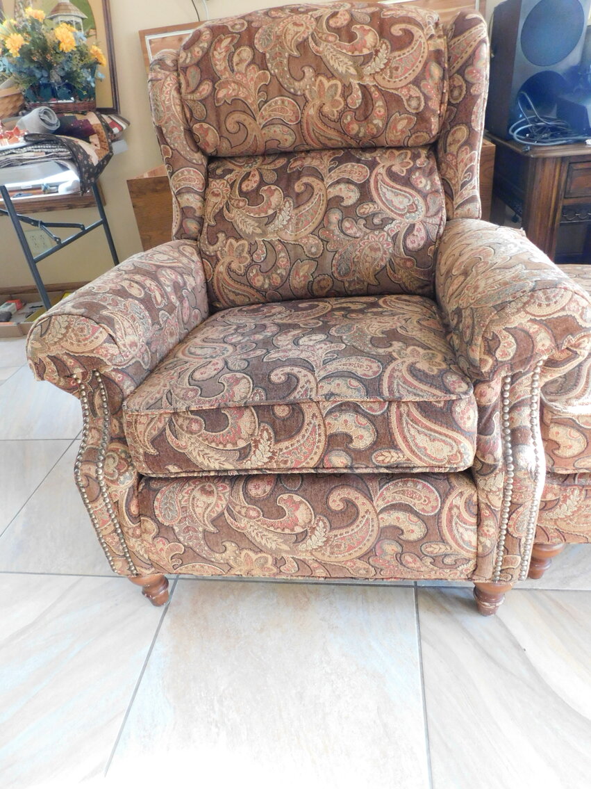 Image for Morgantown, WV – Estate of Mary Susan Linkous: Modern & Antique Furniture, China, Glassware, Kitchen Items, Small/Large Appliances, and More!