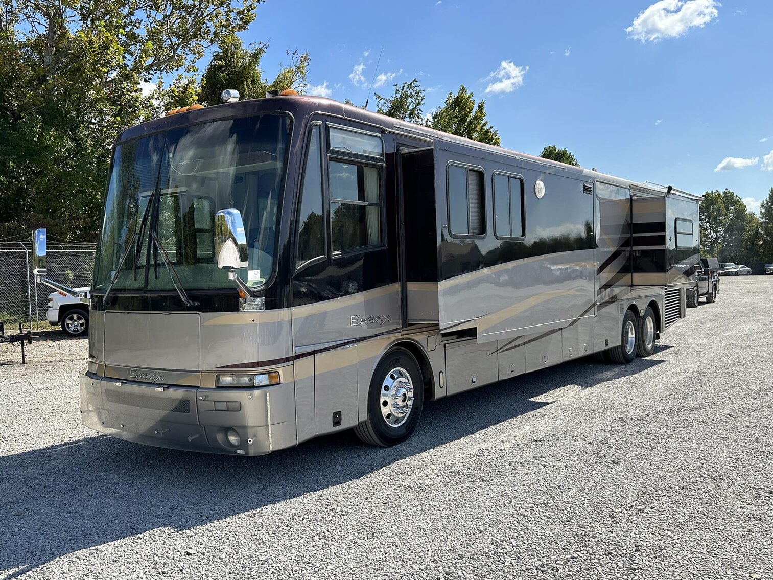 Image for Saint Albans - 2003 Newmark Essex M-4373 Kensington RV