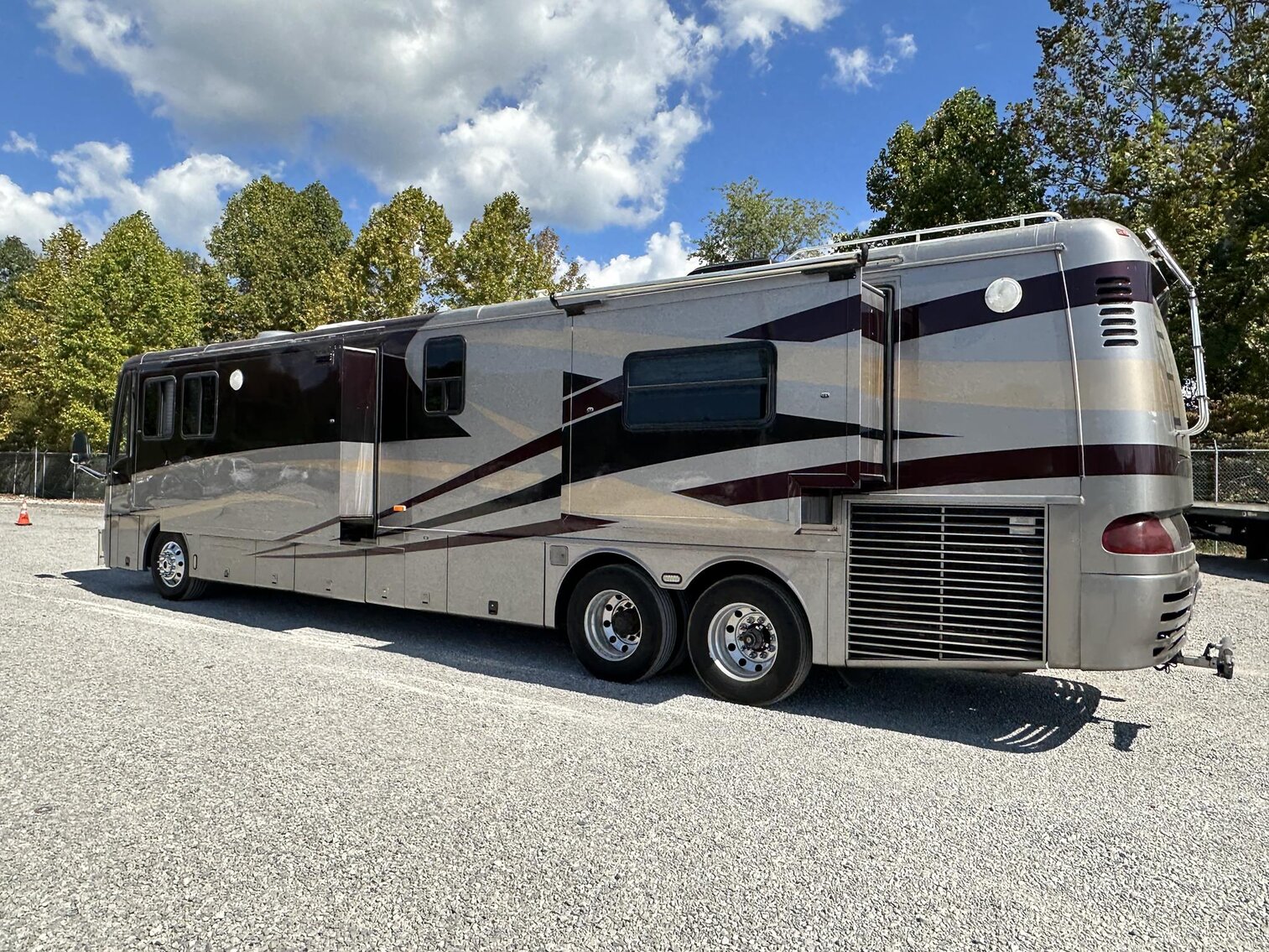 Image for Saint Albans - 2003 Newmark Essex M-4373 Kensington RV