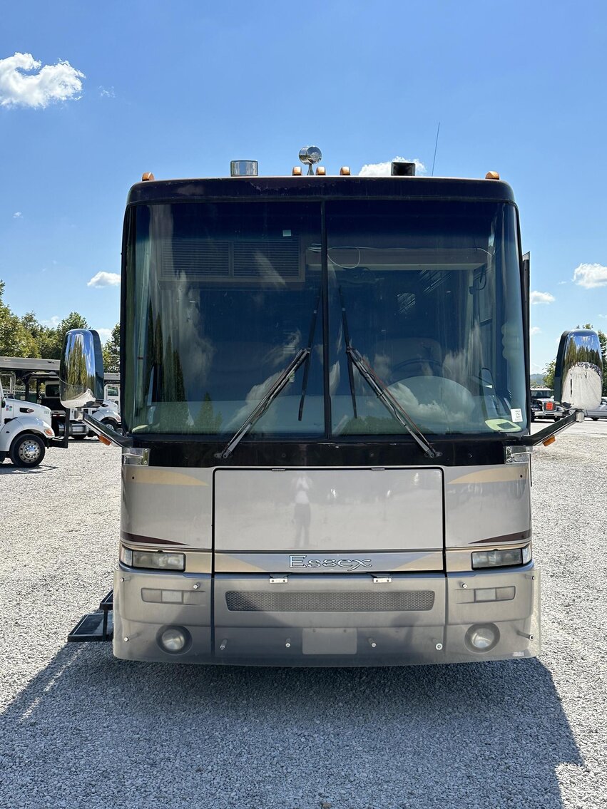 Image for Saint Albans - 2003 Newmark Essex M-4373 Kensington RV