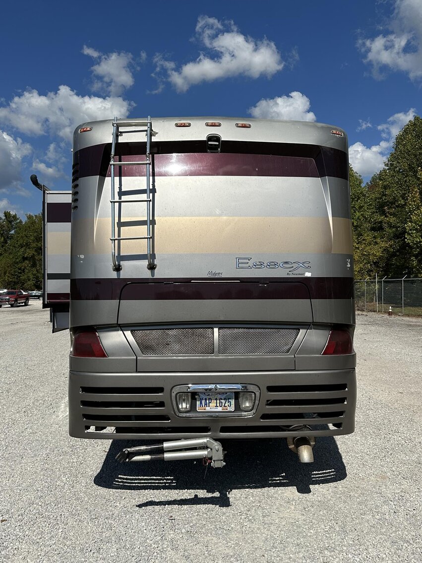 Image for Saint Albans - 2003 Newmark Essex M-4373 Kensington RV