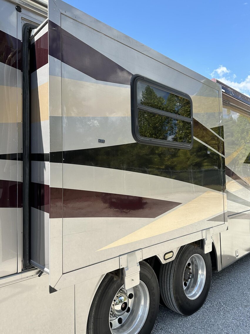 Image for Saint Albans - 2003 Newmark Essex M-4373 Kensington RV