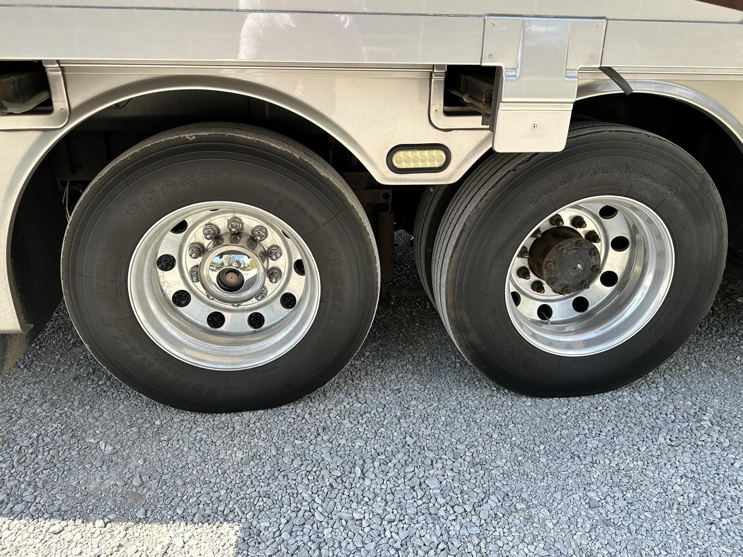 Image for Saint Albans - 2003 Newmark Essex M-4373 Kensington RV