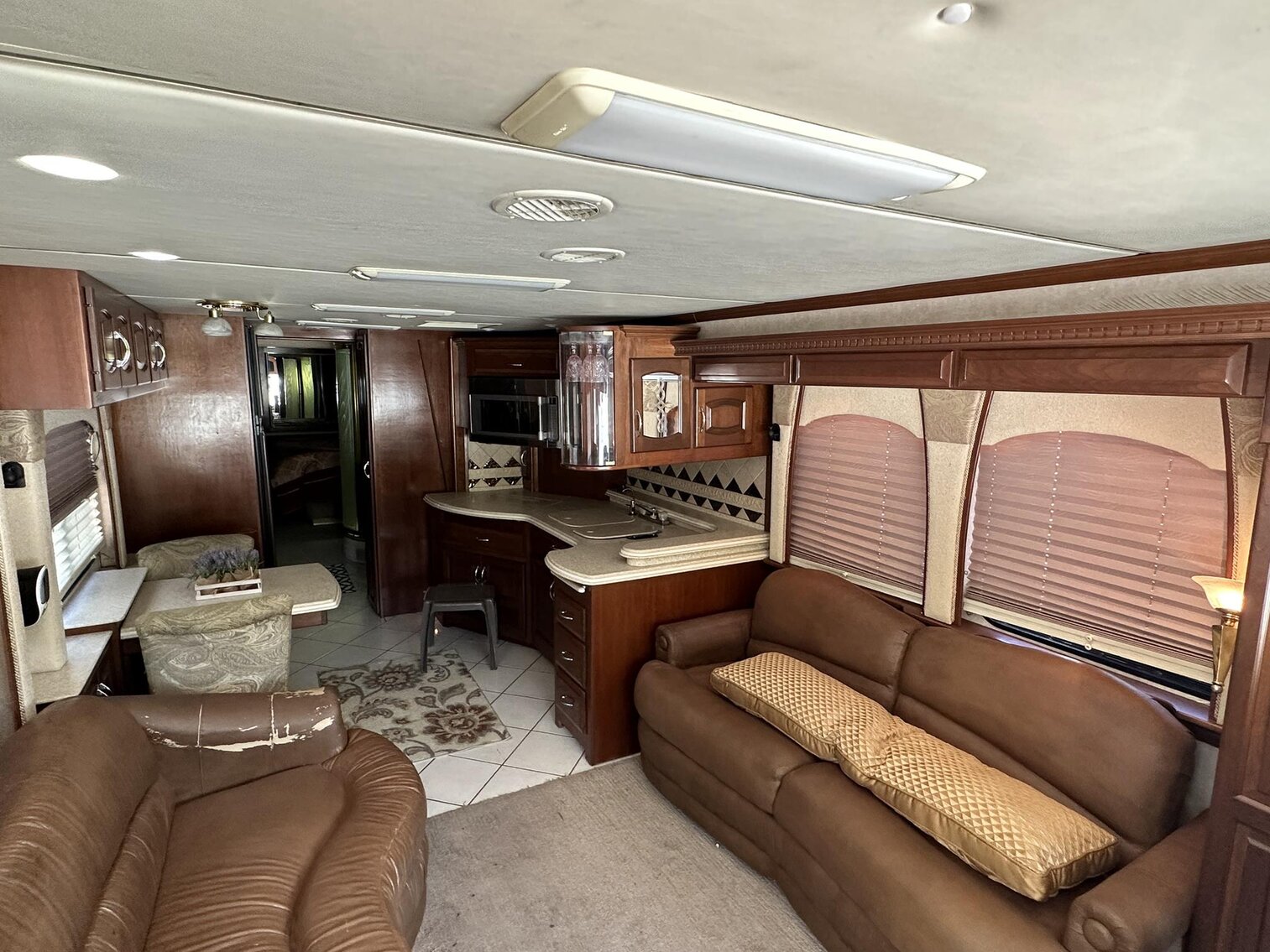 Image for Saint Albans - 2003 Newmark Essex M-4373 Kensington RV
