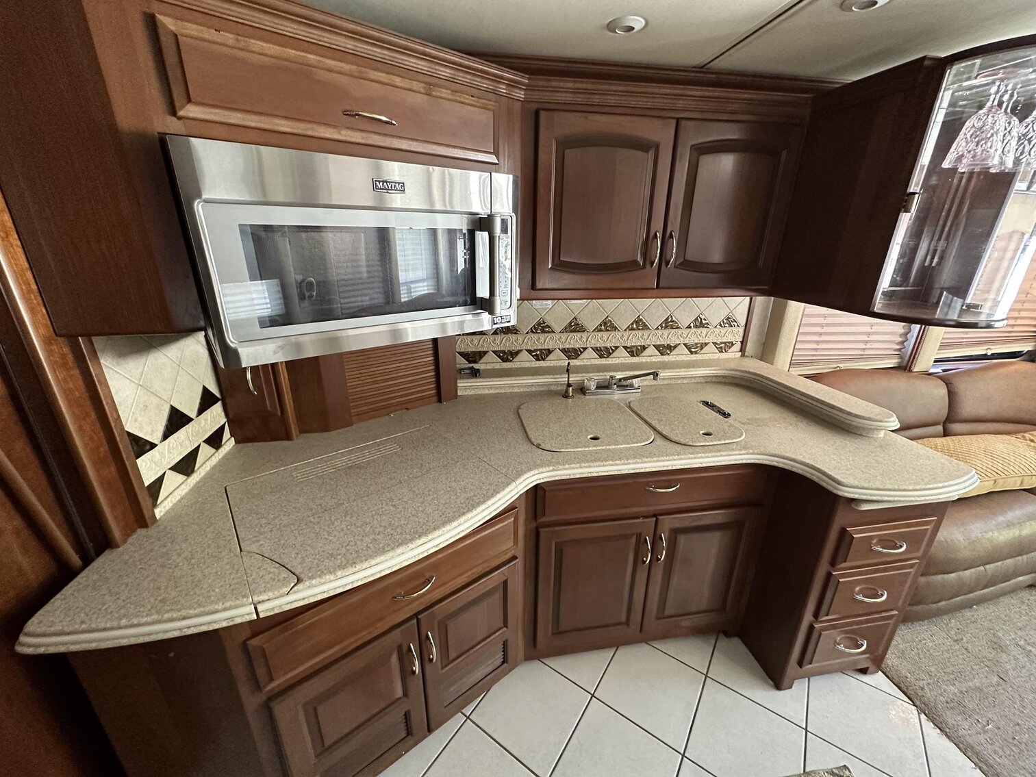 Image for Saint Albans - 2003 Newmark Essex M-4373 Kensington RV