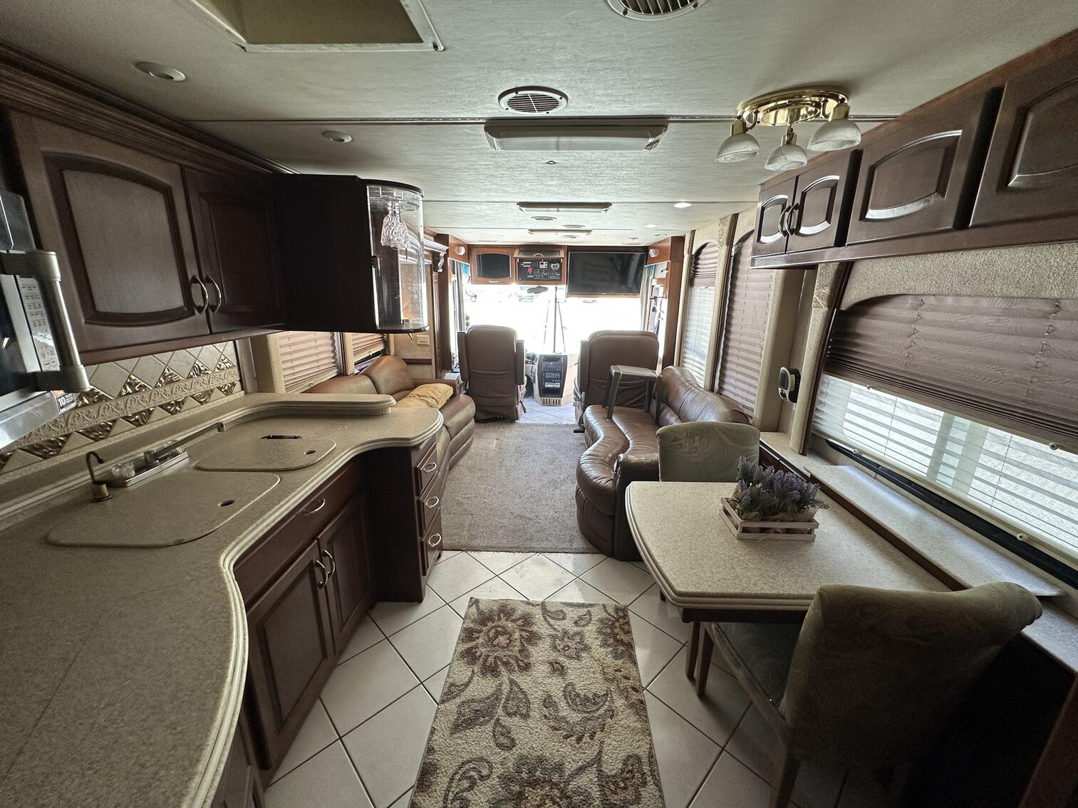 Image for Saint Albans - 2003 Newmark Essex M-4373 Kensington RV