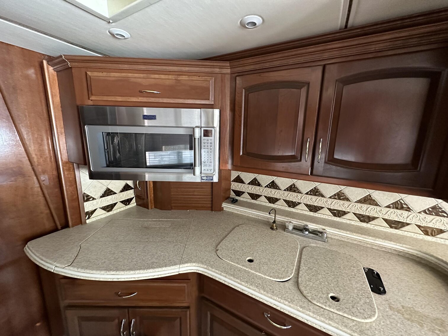 Image for Saint Albans - 2003 Newmark Essex M-4373 Kensington RV