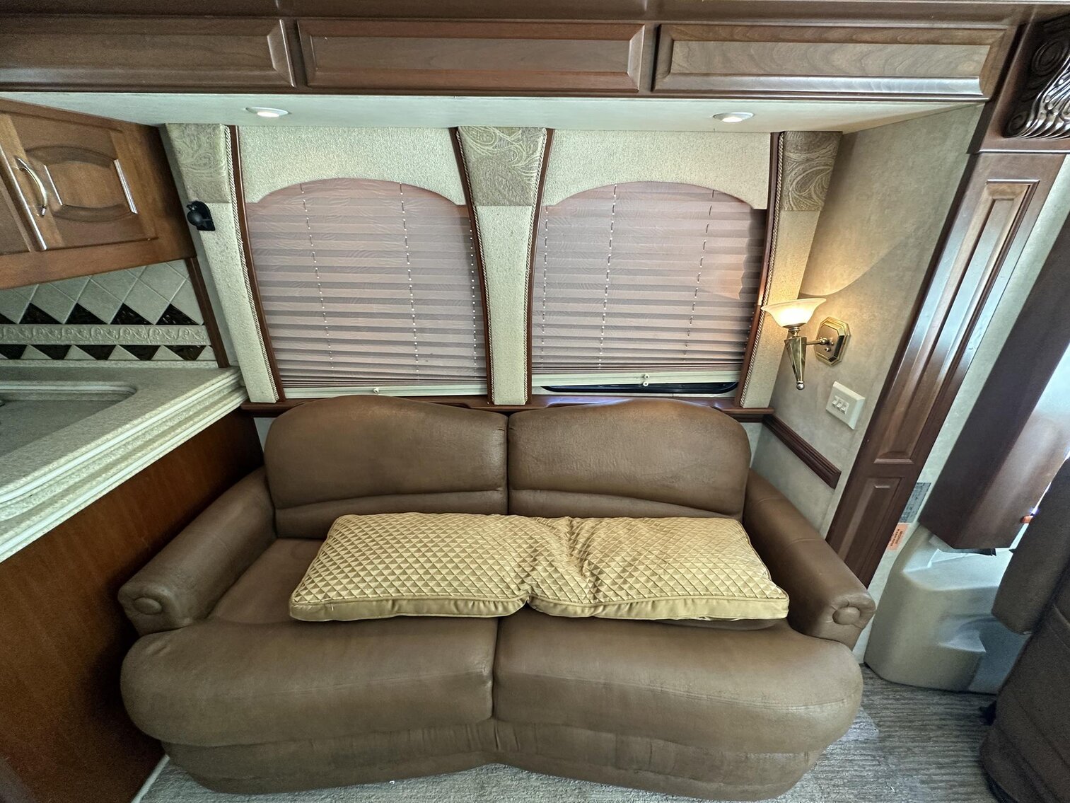 Image for Saint Albans - 2003 Newmark Essex M-4373 Kensington RV