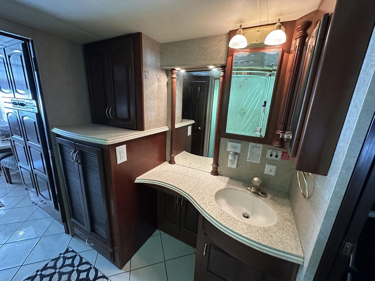 Image for Saint Albans - 2003 Newmark Essex M-4373 Kensington RV