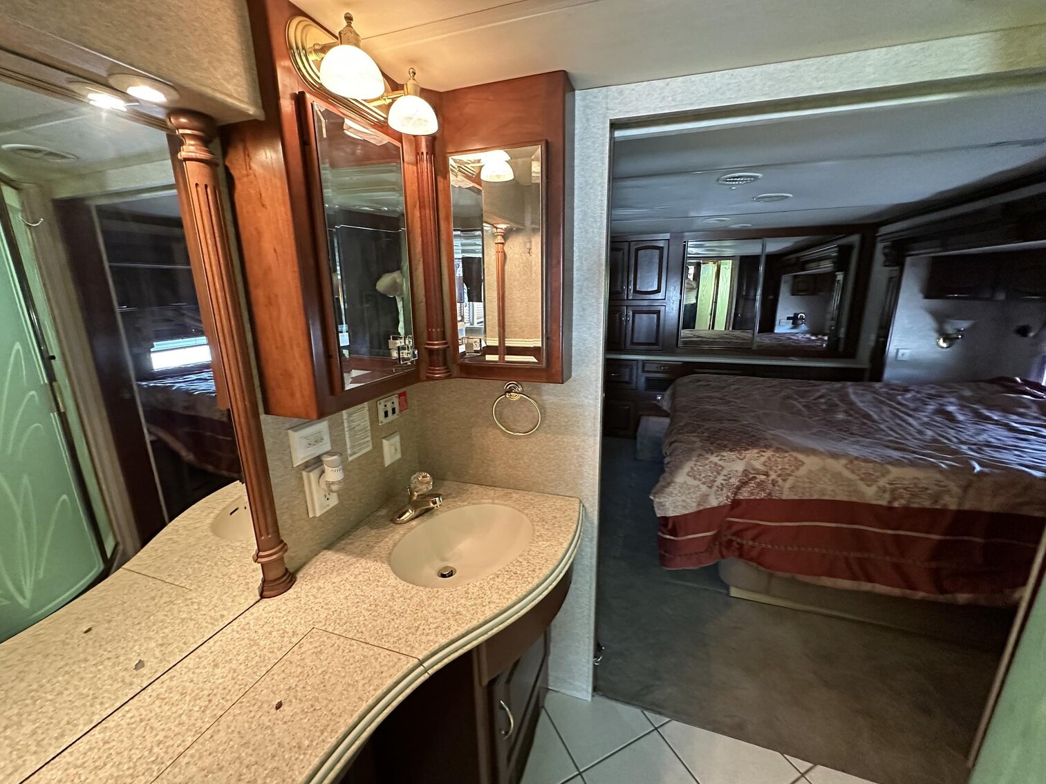Image for Saint Albans - 2003 Newmark Essex M-4373 Kensington RV