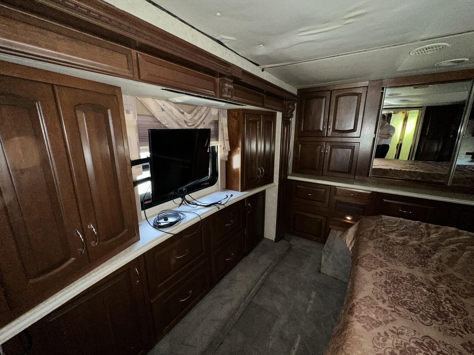Image for Saint Albans - 2003 Newmark Essex M-4373 Kensington RV