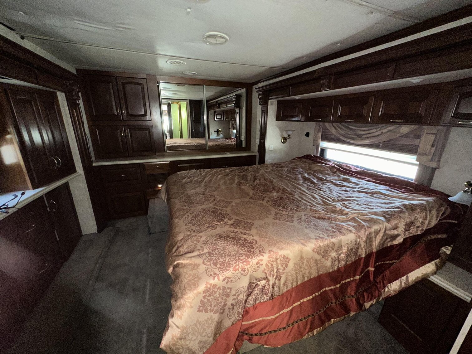 Image for Saint Albans - 2003 Newmark Essex M-4373 Kensington RV