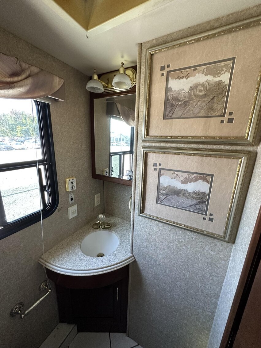 Image for Saint Albans - 2003 Newmark Essex M-4373 Kensington RV