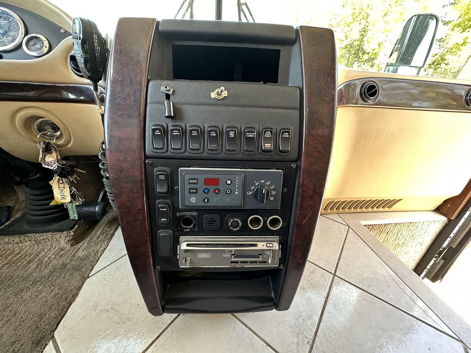 Image for Saint Albans - 2003 Newmark Essex M-4373 Kensington RV