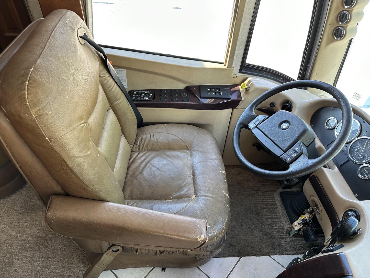 Image for Saint Albans - 2003 Newmark Essex M-4373 Kensington RV