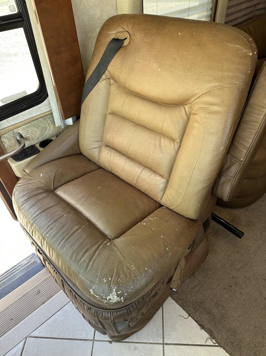 Image for Saint Albans - 2003 Newmark Essex M-4373 Kensington RV