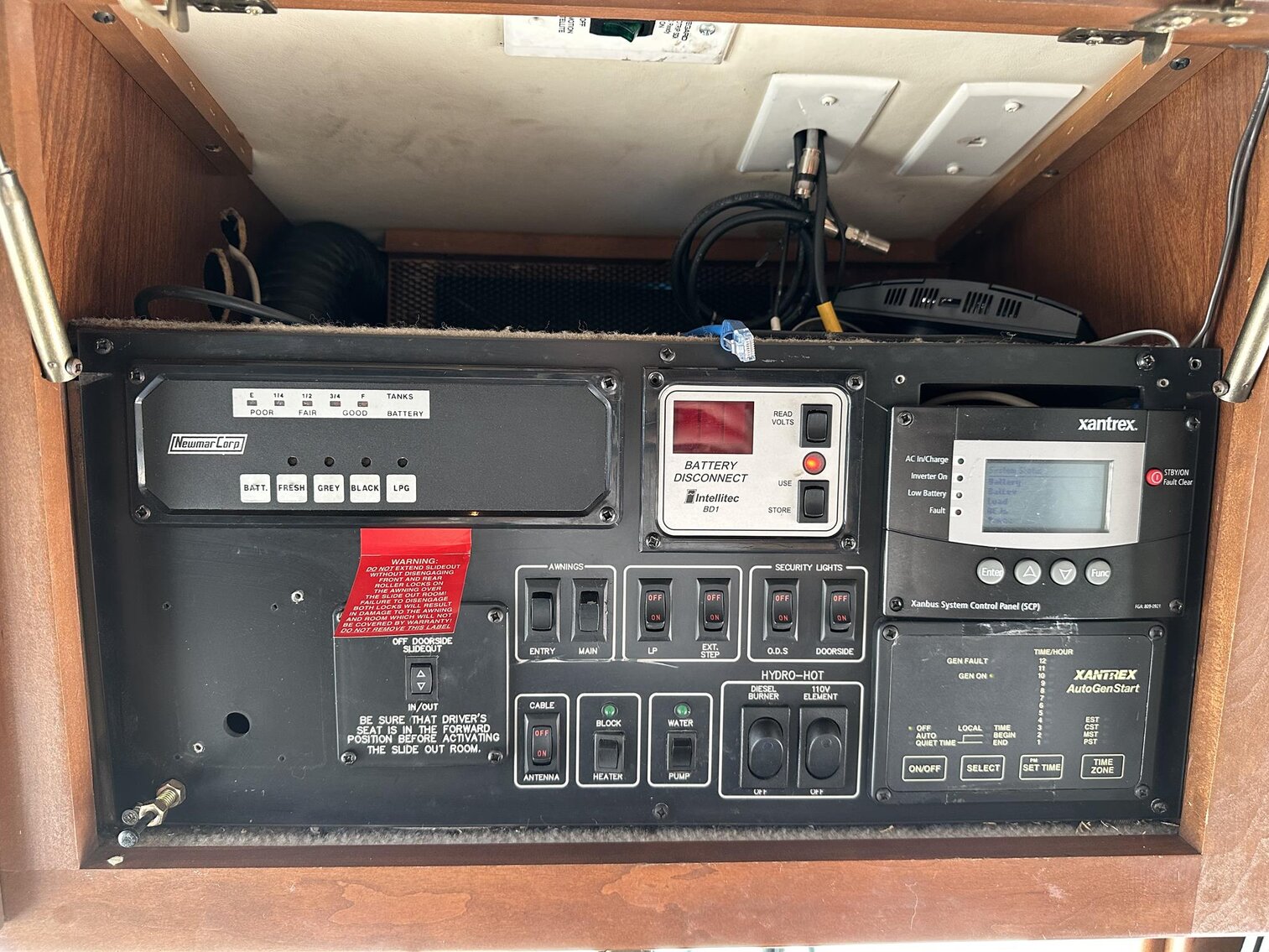 Image for Saint Albans - 2003 Newmark Essex M-4373 Kensington RV