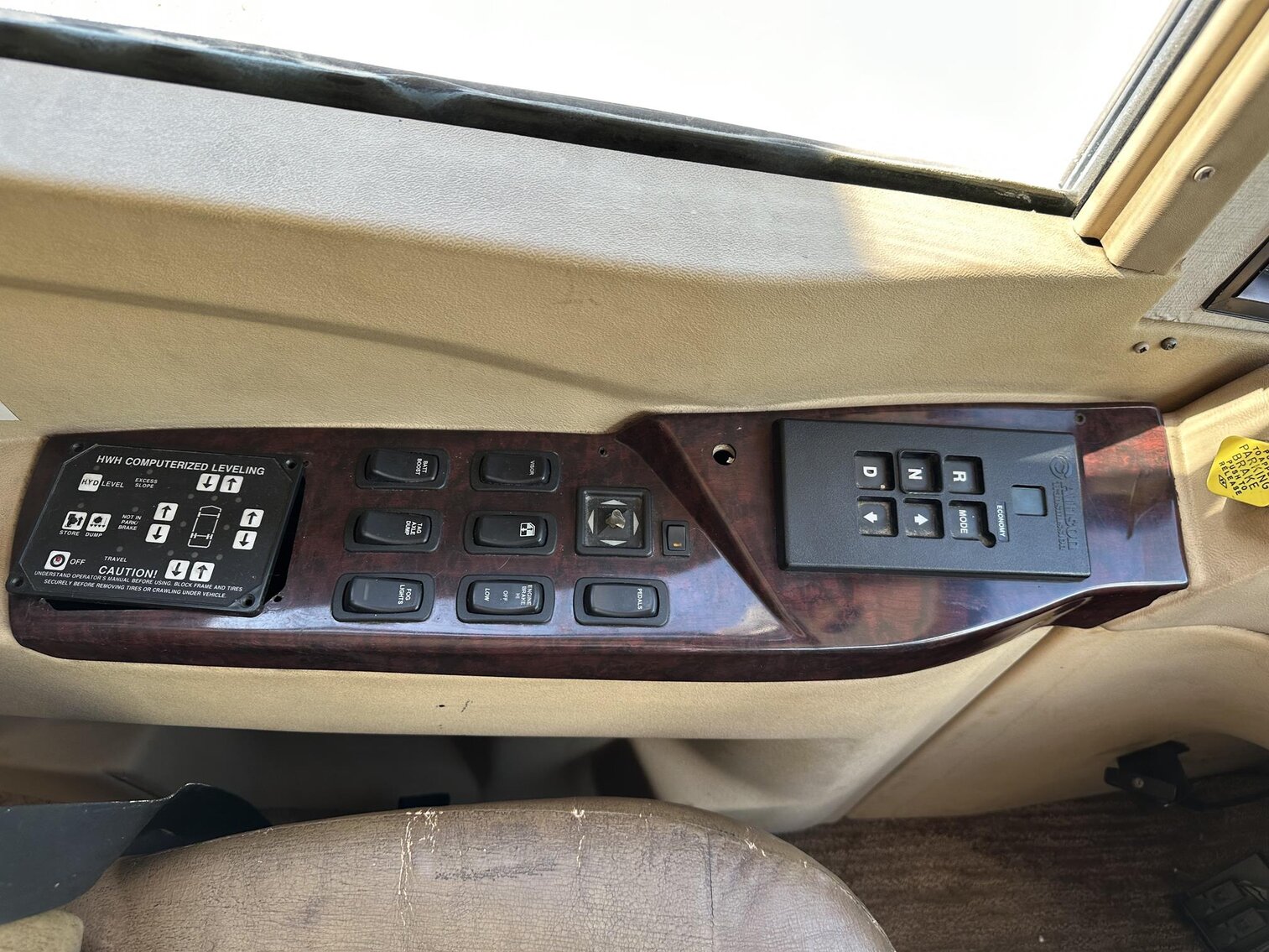 Image for Saint Albans - 2003 Newmark Essex M-4373 Kensington RV