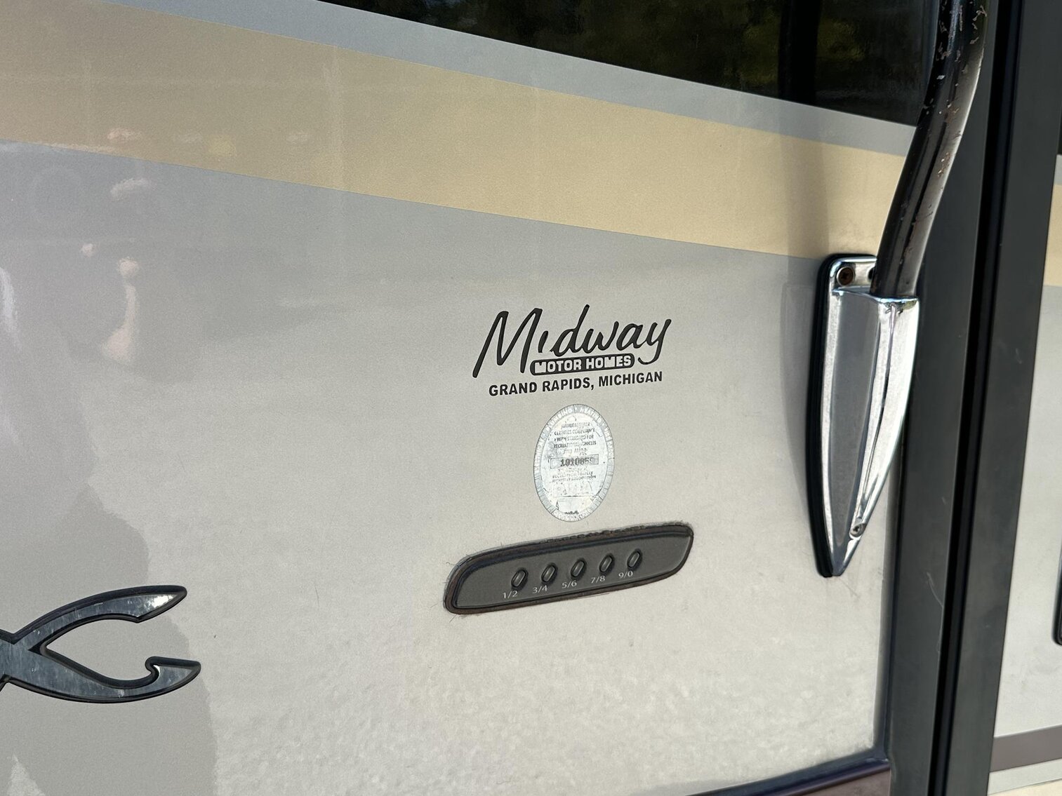 Image for Saint Albans - 2003 Newmark Essex M-4373 Kensington RV