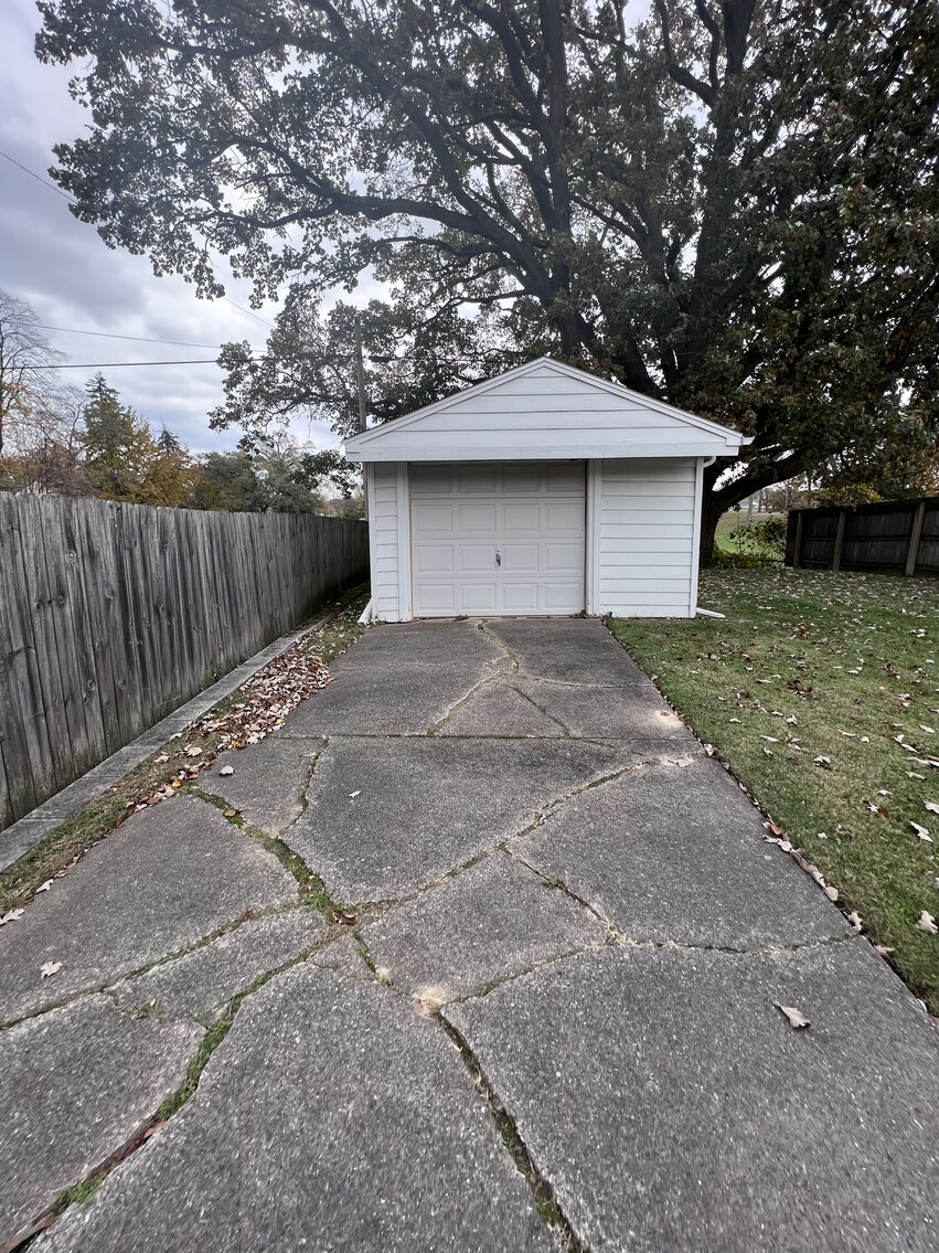 MINIMUM BID AUCTIONS 29,000! 27 Van Buren Ave