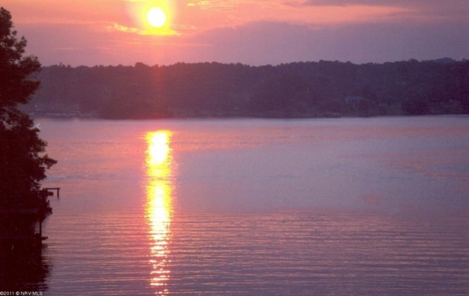 Image for 5 BR Fully Furnished Water Front Home on Claytor Lake.  Only $250K Starting Bid!!