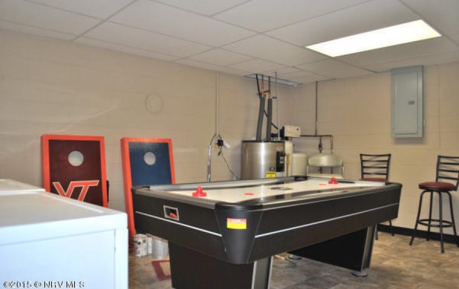 Image for 5 BR Fully Furnished Water Front Home on Claytor Lake.  Only $250K Starting Bid!!