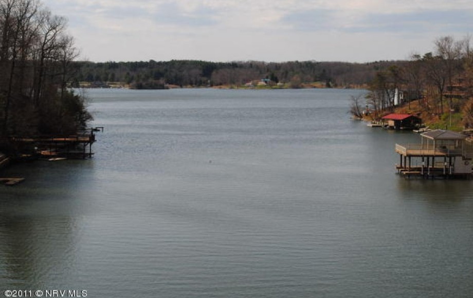 FULLY FURNISHED 5 BR/2 BA WATER FRONT HOME on CLAYTOR LAKE w/DOUBLE