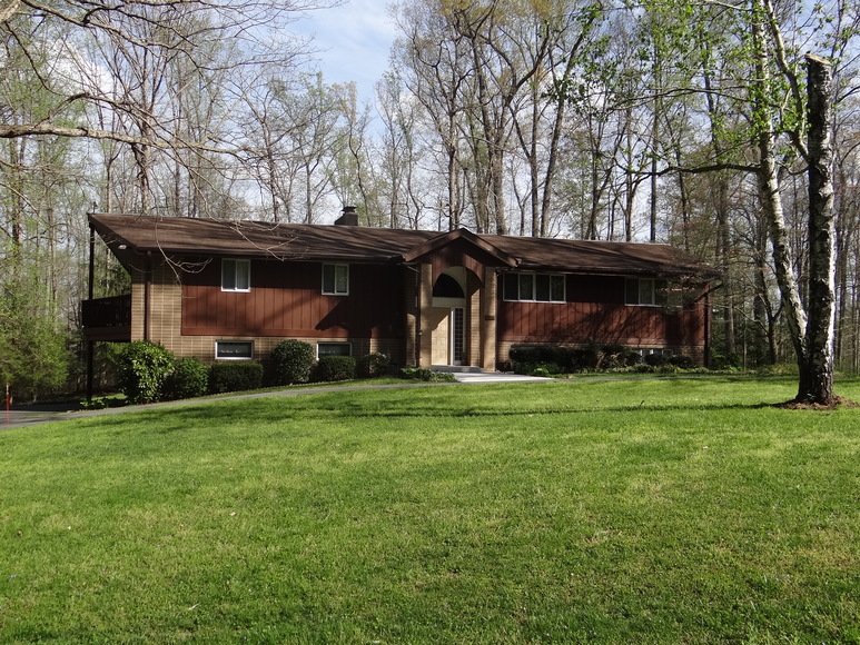 5 BR/3 BA Home on 1.7 +/ Acres in Eden EstatesKing County, VA