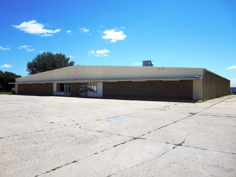 Auction Shopko Pamida Retail Grocery Store Estherville IA Emmet County