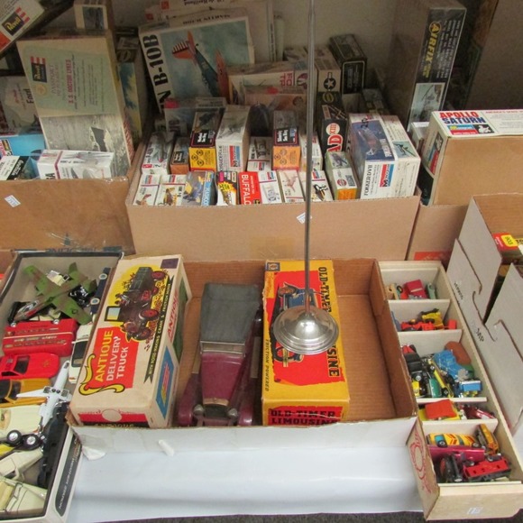 Image for Gallery/Estate, Vintage Clothing and Train Auction: 11-30-17