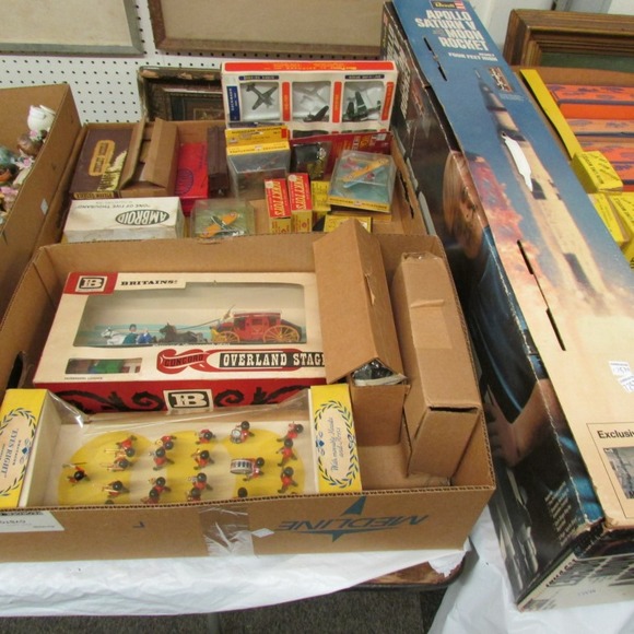 Image for Gallery/Estate, Vintage Clothing and Train Auction: 11-30-17