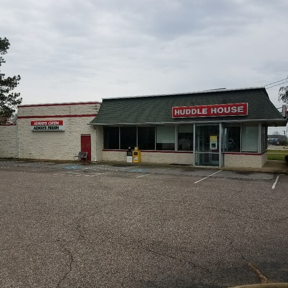 Closed Huddle House on .52+/ Acre Lot, Selmer, TN