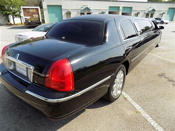 2003 Lincoln Town Car Limousine