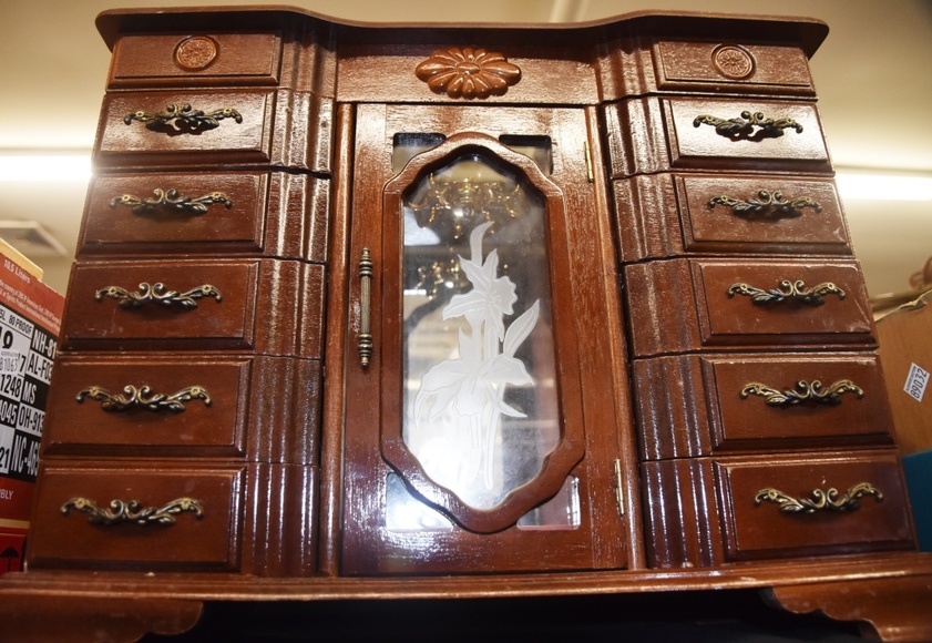 Image for Gallery/Estate and Vehicle Auction: 6-28-18