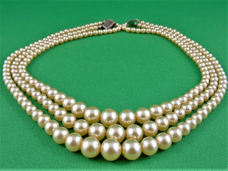 BEIGE THREE STRAND PEARLS