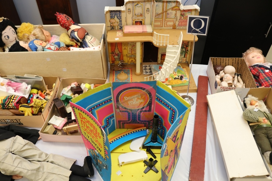 Image for Gallery/Estate Auction with Dolls: 10-11-18