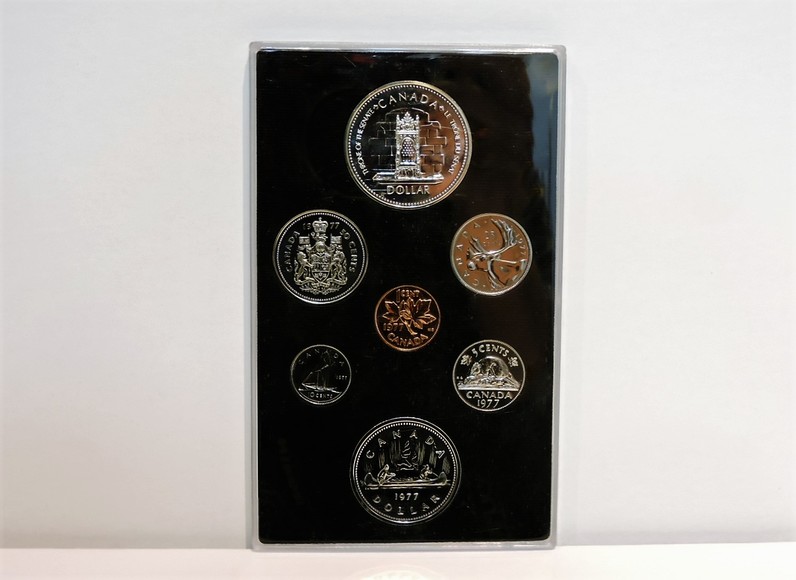 1977 Canada Proof Double Dollar Mint Set  -  25th anniversary of her Queen's accession to the throne depicting the throne of the senate of Canada. 
