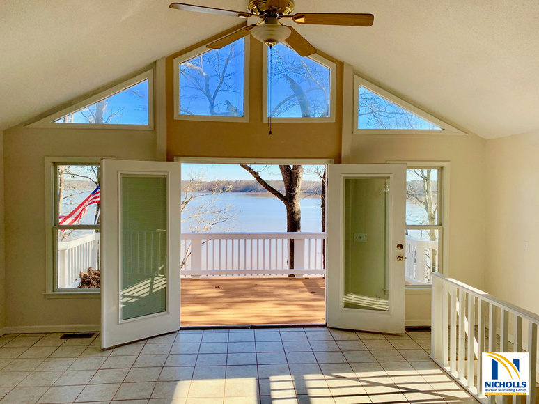 LAKE GASTONMoveIn Ready 2 BR/3 BA Waterfront Home w/Dock & Boat