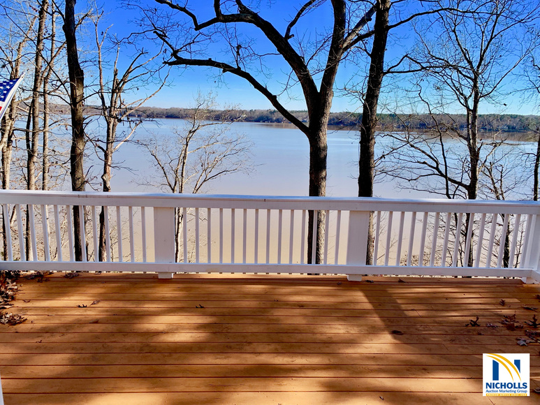 LAKE GASTONMoveIn Ready 2 BR/3 BA Waterfront Home w/Dock & Boat