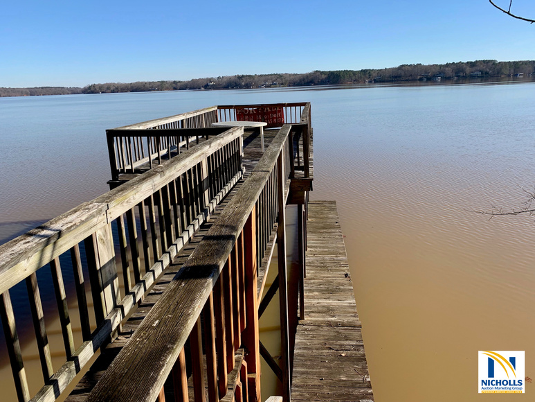 LAKE GASTONMoveIn Ready 2 BR/3 BA Waterfront Home w/Dock & Boat